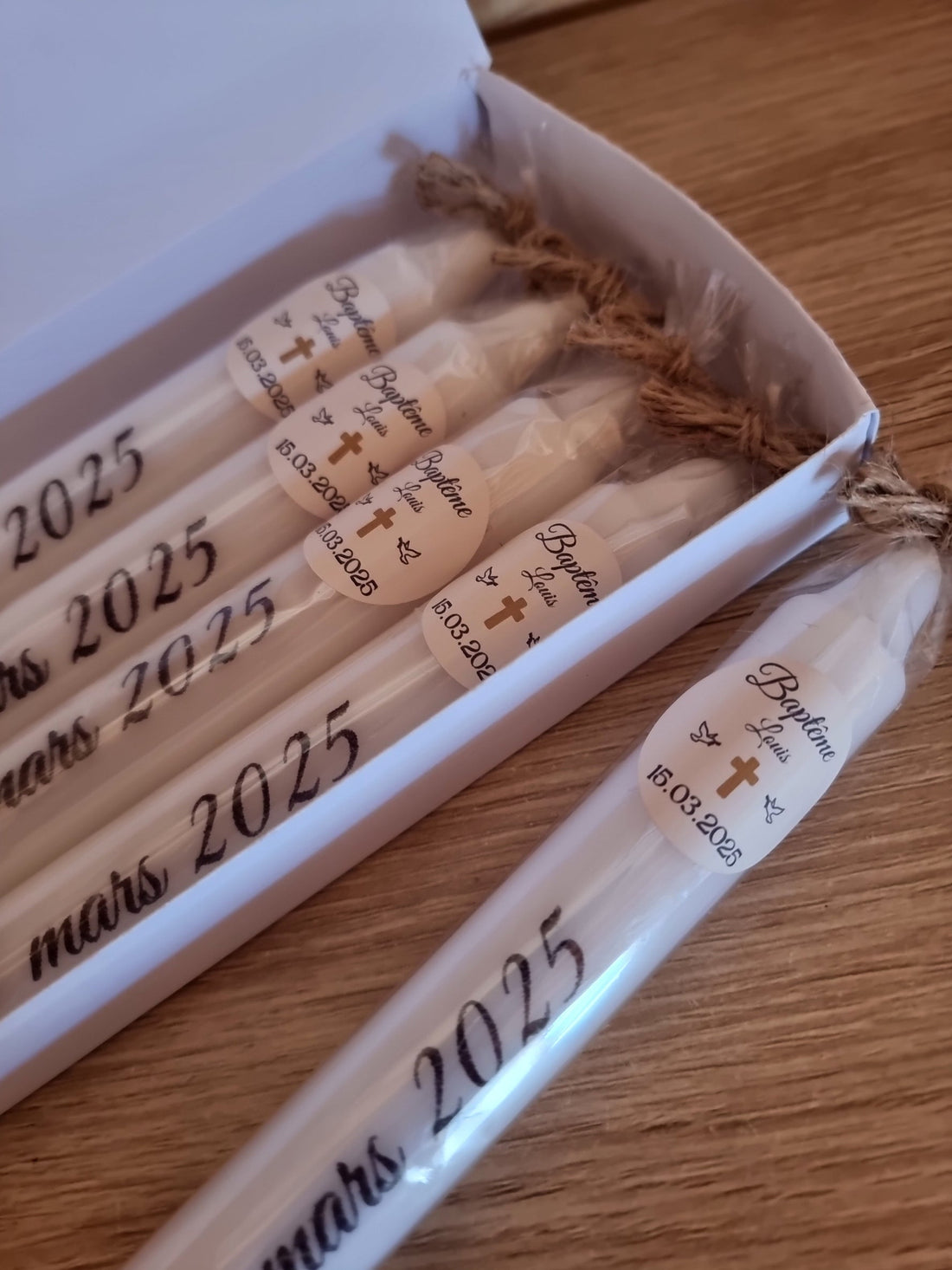 Zoom sur les Cierges de baptême personnalisés