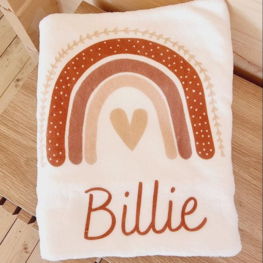 Couverture bébé personnalisée avec motif arc-en-ciel pastel et prénom gravé.