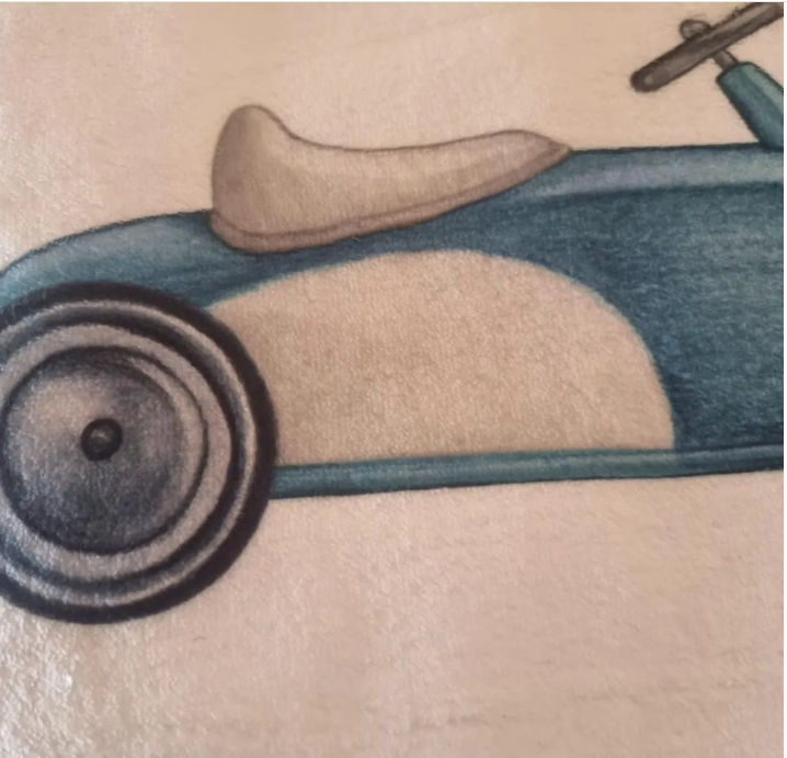 Couverture bébé personnalisée avec motif voiture vintage bleue et prénom inscrit.
