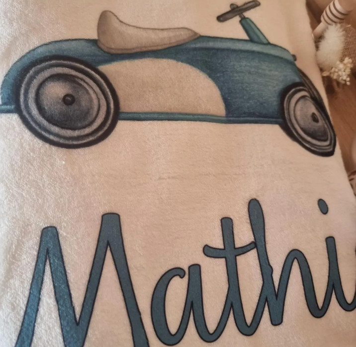 Couverture bébé personnalisée avec motif voiture vintage bleue et prénom inscrit.
